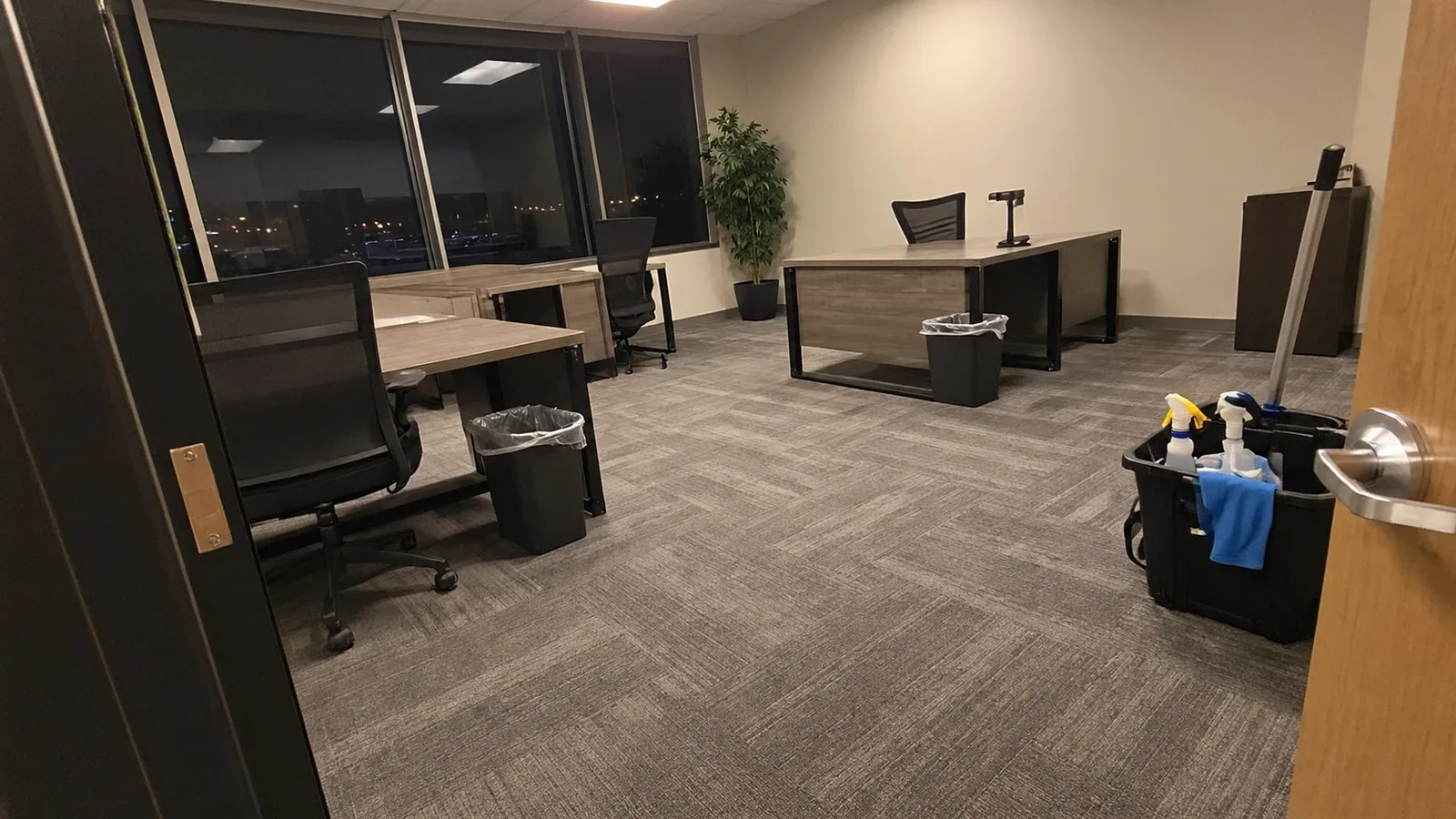 Decide Between Flat-Rate and Hourly Office Cleaning Pricing